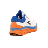Championes deportivos Diadora modelo Proton, color blanco con detalles en naranja vibrante y azul eléctrico. Presentan una suela gruesa y texturizada en naranja, con una capa intermedia azul. El logo de Diadora es negro en el lateral.