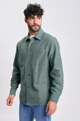 Sobrecamisa de color verde para hombre, con cuello clásico, cierre frontal de botones y dos bolsillos de parche en el pecho. De manga larga y corte recto.