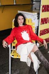 Buzo de algodón rojo con estampado de corazón en color rosa claro en el pecho, de manga larga y corte holgado.