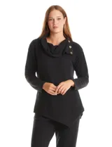 Buzo de calce suelto confeccionado en tejido suave melange color gris. Presenta cuello volcado con botones decorativos en la solapa izquierda, mangas largas con hombros caídos y ruedo asimétrico con terminación en punta.