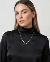 Collar de plata 925 con dije rígido en forma de V y cadena fina de eslabones.