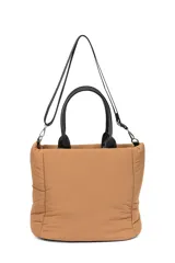 Bolso tipo tote color negro, con diseño acolchado y manijas fijas. Cuenta con una correa larga ajustable y desmontable, cierre principal superior y un bolsillo frontal con cierre.