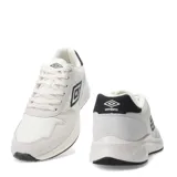 Championes Umbro de estilo urbano, confeccionados en una combinación de materiales textiles y sintéticos en color negro. Presentan un diseño de silueta moderna con cierre de cordones y el logo de la marca aplicado en el lateral.