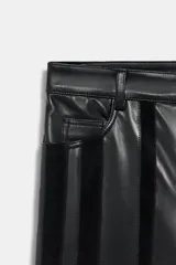 Pantalón de tiro medio de ZARA WOMAN COLLECTION, confeccionado en 100% piel con diseño de rayas verticales combinadas en acabado liso y efecto gamuzado. Cuenta con cintura con trabillas, cinco bolsillos, pierna recta y cierre frontal con cremallera y botón metálico.