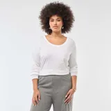 Camiseta de manga larga con cuello redondo, confeccionada en tejido de punto liso.
