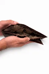 Billetera de cuero genuino, de diseño clásico, con doble compartimento para billetes, múltiples ranuras para tarjetas y visor para documentos.