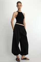 Top negro de tejido de punto, con cuello halter y corte ajustado.