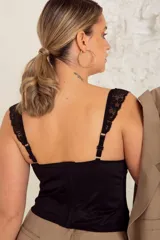 Corset largo blanco de encaje con ballenas, aro y breteles regulables. Espalda confeccionada en cetinete con ganchos reforzados.