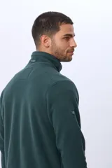 Campera polar de abrigo azul marino, con cuello alto, cierre frontal y bolsillos laterales y en el pecho con cierre.