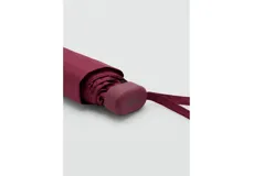 Paraguas plegable compacto color bordó, con funda a juego y tira para collar en la muñeca.