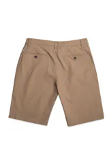 Bermuda tipo chino de gabardina color beige, con cierre de cremallera y botón, y diseño de cinco bolsillos.