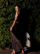 Vestido largo de estilo boho con estampado paisley en tonos tierra, naranjas y azules. Presenta un top tipo halter con espalda descubierta y elástica, y una falda larga con caída fluida y elástico en la cintura.