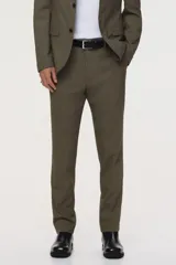 Pantalón de traje slim fit de color marrón topo, con cierre frontal de botón y cremallera oculta, bolsillos laterales y raya central marcada en las piernas.