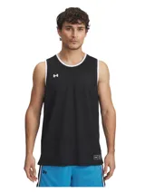 Musculosa deportiva de malla transpirable, color negro con detalles en blanco en el cuello y sisas. Presenta el logo de la marca en el pecho y una etiqueta decorativa en el ruedo.