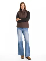 Chaleco capitoneado color verde oliva, con cuello alto, cierre frontal completo y bolsillos laterales. El interior está completamente forrado en símil piel para mayor calidez.