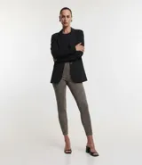 Pantalón tipo legging con estampado cuadrillé, corte ajustado al cuerpo y cintura elástica ancha en color negro contrastante.