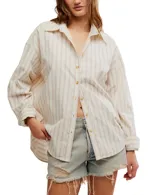 Camisa blanca con rayas verticales finas color marrón, de corte oversize y estilo masculino. Tiene cuello camisero, cierre frontal con botones y canesú en la espalda.