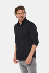 Camisa de hombre color celeste, de manga larga con presilla para enrollar, bolsillo en el pecho y confeccionada 100% en algodón.
