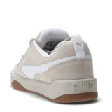 Championes urbanos Puma modelo Park Lifestyle Raw, inspirados en la estética skate. Presentan una capellada de gamuza en tono beige con detalles en blanco, cordones gruesos y suela robusta de goma con base color caramelo.