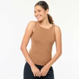 Musculosa de punto acanalado color marrón claro, sin mangas y con escote cuadrado.