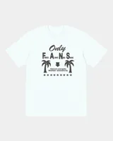 Remera blanca de manga corta, con cuello redondo y diseño gráfico estampado en el pecho que incluye texto y palmeras.
