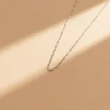 Cadena estilo Singapur fabricada en plata 925, con eslabones entrelazados que crean un efecto de torsión brillante.