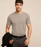 Remera de corte slim, cuello redondo y manga corta, confeccionada en algodón suave. Diseño básico y versátil sin estampados.