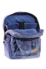 Mochila de lona azul con estampado floral, asas de mano superiores unidas por una tira con broche, detalles en cuero sintético marrón, bolsillo frontal con cierre y compartimentos laterales.