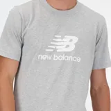 Remera gris de algodón con logo de New Balance estampado en el pecho.