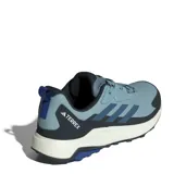 Championes de trekking Adidas Terrex Anylander, color celeste con detalles en azul marino y gris oscuro. Presentan exterior de malla técnica con refuerzos sintéticos, mediasuela de EVA para amortiguación y suela Traxion para mayor tracción en terrenos irregulares.