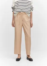 Pantalón recto de corte fluido, color beige, con cintura elástica y lazo ajustable. Cuenta con dos bolsillos laterales y diseño de estilo jogger.