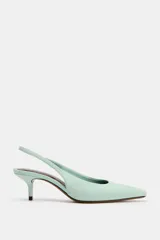 Zapato de tacón destalonado en ante color menta, con tira trasera elástica, tacón fino kitten y acabado en punta.