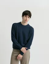 Sweater de punto con escote redondo, confeccionado en algodón con textura de punto fantasía en el cuerpo y mangas, y terminaciones en punto canalé en cuello y puños.
