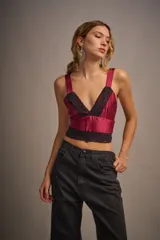 Top de satén color bordó con breteles finos y detalles de encaje negro en escote y ruedo.