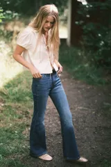 Blusa de viscosa con acabado satinado, cuello Peter Pan fruncido con detalle de encaje, frente abierto con cierre de triple tira y mangas cortas abullonadas con puños elásticos.