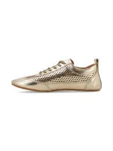 Sneaker de cuero metalizado color dorado con diseño perforado en los laterales, cordones al tono y suela plana.