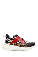Zapatillas deportivas de cuero color marrón con detalles en animal print y cordones.