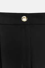 Pantalón palazzo de tiro alto con pierna ancha, bolsillos delanteros y cierre frontal con cremallera y botón dorado.