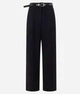 Pantalón de sastrería corte wide leg, color negro, con pliegues delanteros, bolsillos traseros embutidos y cinturón fino incluido.
