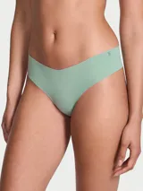 Tanga tipo thong color verde suave, confeccionada en microfibra sin costuras con acabado invisible y refuerzo de algodón.