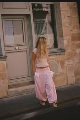 Top de manga corta color beige melange, con escote redondo y diseño cruzado frontal que simula un doble uso con detalle de lazo en el pecho.