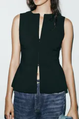 Top entallado rojo sin mangas, con cuello redondo y cierre frontal con cremallera oculta.