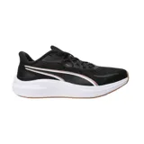 Championes de running Puma Skyrocket Lite 2, color negro con entresuela blanca y detalles en rosado y blanco en los laterales.