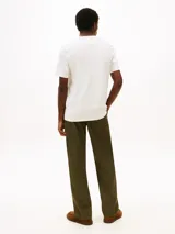 Remera de manga corta Tommy Hilfiger confeccionada en algodón regenerativo, con cuello redondo y diseño de insignia gráfica en el pecho.