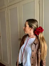 Colita de pelo roja hecha a mano en hilo de crochet con brillo.