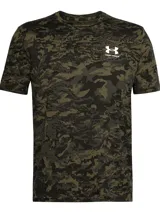Remera de manga corta Under Armour con estampado de camuflaje digital en tonos verdes y negros. Presenta cuello redondo acanalado y el logo de la marca estampado en color blanco en el pecho.