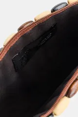 Mini bolso bandolera rectangular confeccionado con cuentas de madera multicolor en tonos beige, marrón y negro. Cuenta con una correa larga de cuentas y cierre superior de cremallera.
