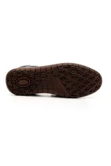 Zueco de cuero marrón para hombre, estilo mocasín destalonado, con costuras visibles y suela flexible.
