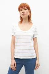 Remera blanca con rayas horizontales color beige y escote en V.