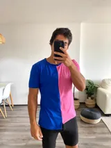 Remera de mangas cortas con diseño bicolor, mitad azul y mitad rosada.